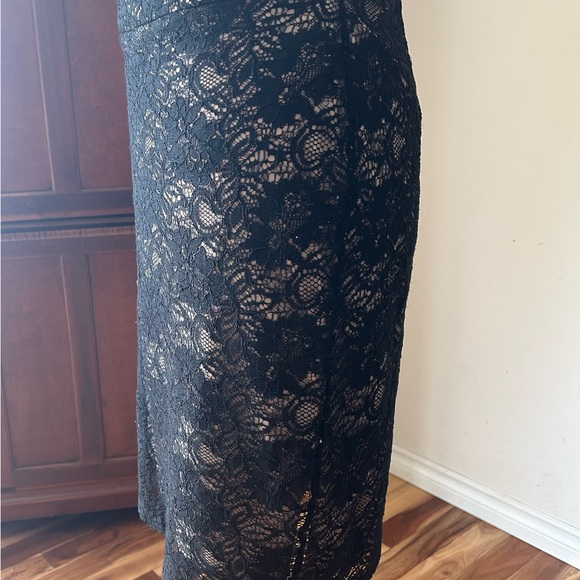 Lace lined pencil skirt. Banana Republic Black lace with beige lining. EUC Sz 6 - Picture 3 of 5